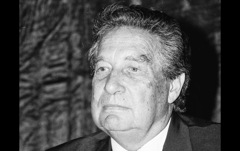 Presencia. Octavio Paz en el Teatro Degollado durante la entrega del Premio Jalisco al pintor Juan Soriano.  /