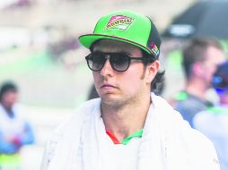 Antes de la tormenta. Checo Pérez camina por el paddock, previo al arranque del GP de Malasia.  /