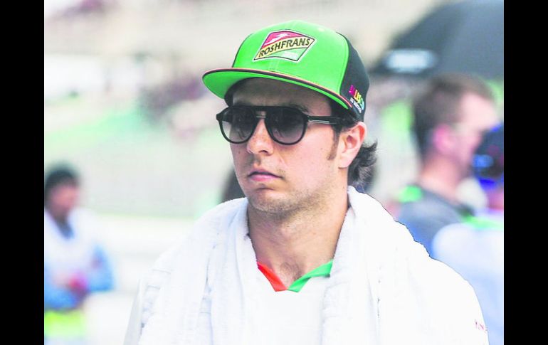 Antes de la tormenta. Checo Pérez camina por el paddock, previo al arranque del GP de Malasia.  /