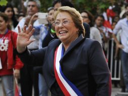 Bachelet también anunció una rebaja en el impuesto sobre la renta. ARCHIVO /