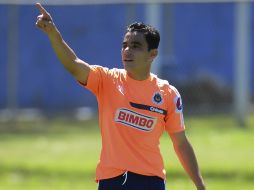 Omar Bravo entrenando, no al parejo de sus compañeros, pero a la vista de los escasos seguidores del conjunto. MEXSPORT /