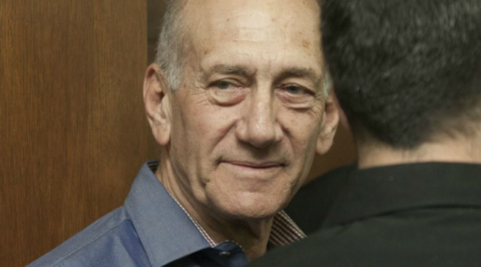 Ehud Olmert es acusado de soborno en un escándalo inmobiliario y falsificación de testimonio. AP /