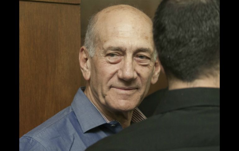 Ehud Olmert es acusado de soborno en un escándalo inmobiliario y falsificación de testimonio. AP /