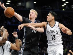 La semana anterior, Jorge Gutiérrez (d) firmó un contrato multianual con los Nets de Brooklyn. ARCHIVO /