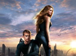 Shailene Woodley y Theo James, en los roles principales de la primera entrega de la saga.  /