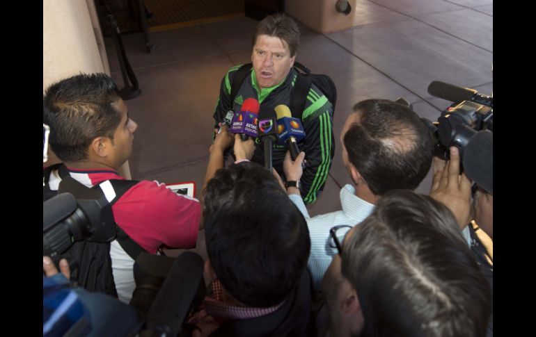 El director técnico de la selección mexicana durante su llegada al hotel donde se concentra el 'Tri'. NTX /