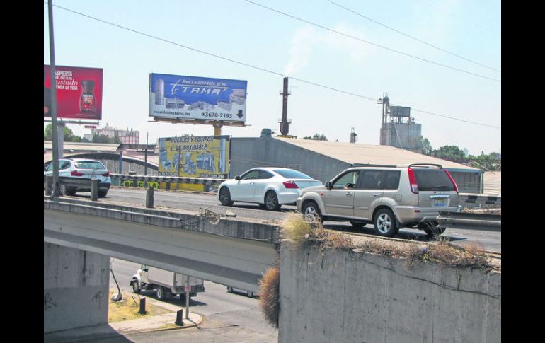 PELIGROSO. La Calzada Lázaro Cárdenas, luce deteriorada y sin las barreras de contención, requeridas para evitar que un auto caiga.  /