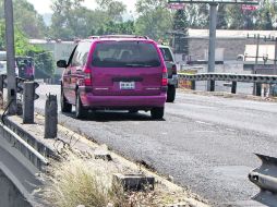 Debido a diversos accidentes, en varios de los pasos elevados de la Calzada Lázaro Cárdenas faltan tramos de las barreras de seguridad.  /