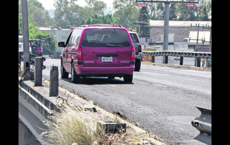 Debido a diversos accidentes, en varios de los pasos elevados de la Calzada Lázaro Cárdenas faltan tramos de las barreras de seguridad.  /