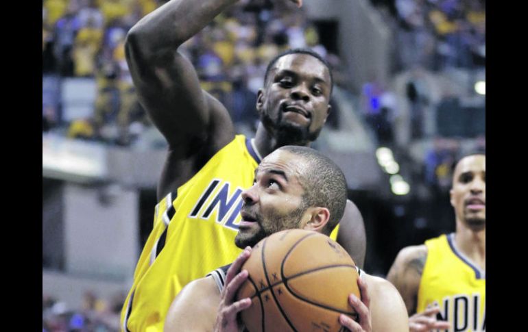 Imparables. Tony Parker colaboró con 22 puntos en el triunfo de San Antonio. AP /