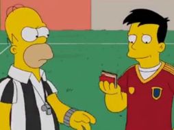 Homero se indigna cuando el futbolista ibérico trata de comprarlo. ESPECIAL /