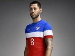 Dempsey, capitán de los Estados Unidos, modela la nueva casaca. Twitter: @MLS. ESPECIAL /