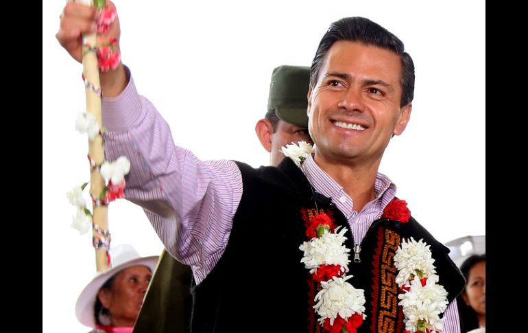 Peña es recibido en una ceremonia mazahua donde le dieron un collar de flores y le fue entregado el bastón de mando. ARCHIVO /