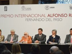 El autor de 'Palinuro de México' rodeado por el cariño de su familia, público, rectores y autoridades recibe el premio 'Alfonso Reyes'. NTX /