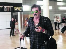 DE VOLADA. El técnico argentino Ricardo Antonio La Volpe llegó al aeropuerto de Guadalajara alrededor de las 13:00 horas.  /