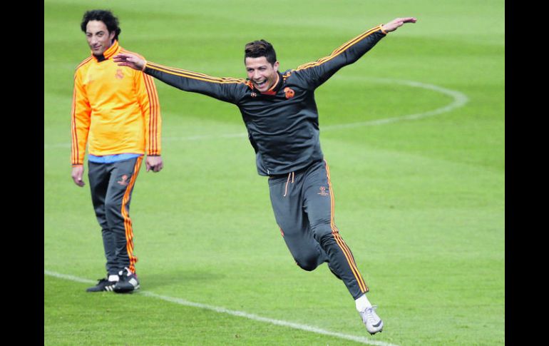 Confianza extrema. El astro portugués del Real Madrid, Cristiano Ronaldo, festeja durante el entrenamiento del martes. EFE /