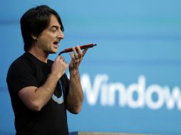 El presidente de Microsoft corp, Joe Belfiore, hace una demostración de cómo funciona 'Cortana'. AP /