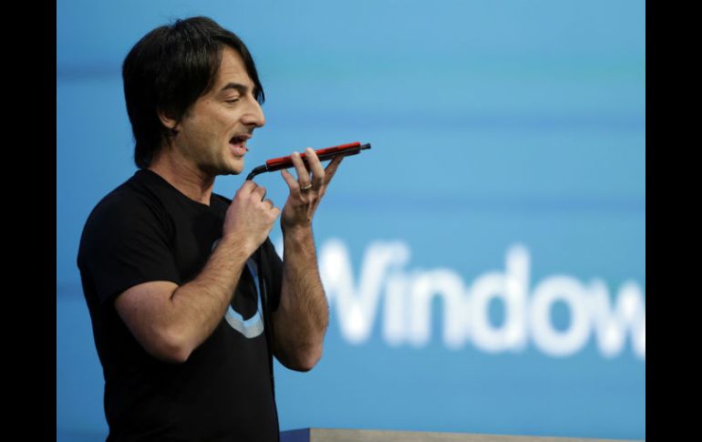 El presidente de Microsoft corp, Joe Belfiore, hace una demostración de cómo funciona 'Cortana'. AP /