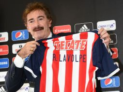 Ricardo Antonio La Volpe con la playera del nuevo equipo que dirigirá. MEXSPORT /