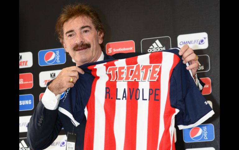 Ricardo Antonio La Volpe con la playera del nuevo equipo que dirigirá. MEXSPORT /