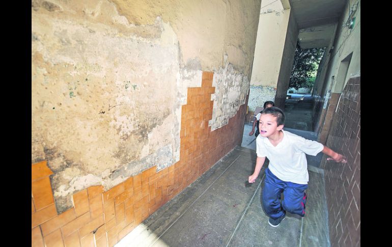 Escuela Basilio Vadillo.Ubicada en las inmediaciones del Parque Morelos; muestra en cada uno de sus rincones la falta de mantenimiento.  /