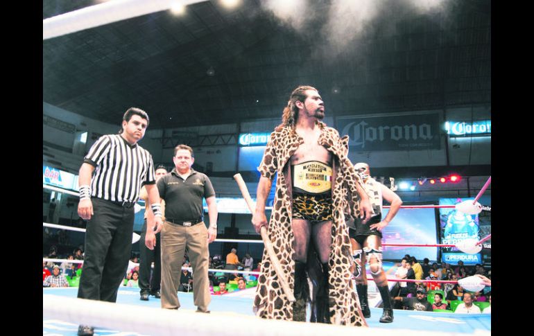 Otro reto. El Bárbaro Cavernario forma parte de la tercera temporada del reality show del CMLL 'En busca de un ídolo'.  /