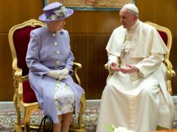 Con ayuda de un intérprete, ambos personajes intercambian puntos de vista en el complejo Aula Pablo VI, en El Vaticano. EFE /