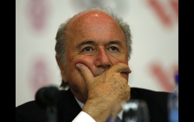 Joseph Blatter, presidente de FIFA, negó que haya consecuencias para con La Celeste. ARCHIVO /