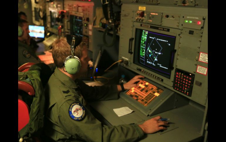 Miembros de la Armada australiana continúan con las labores de búsqueda del vuelo MH370. AFP /