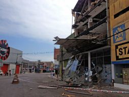 Vista de los restos de un edificio comercial derrumbado por los efectos del terremoto. AFP /