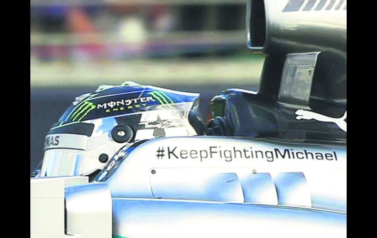 En la primera carrera del año, Mercedes puso un mensaje de apoyo que decía #KeepFightingMichael (sigue luchando, Michael). ESPECIAL /