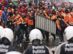 Un grupo de manifestantes se enfrenta a la policía durante en una protesta en Bélgica. EFE /