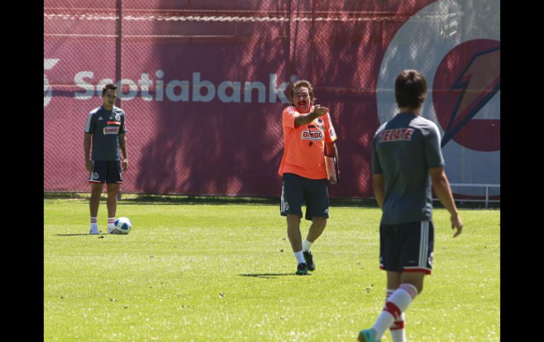 Entre regaños, consejos y casi siete horas de trabajo en la cancha, DT del Rebaño, La Volpe, definió la alineación para el sábado. ARCHIVO /