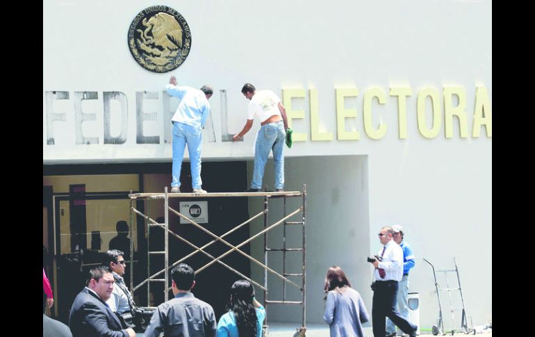 Obreros cambiaron ayer el rótulo exterior del edificio del IFE fundado hace dos décadas para adaptarlo a su nuevo nombre. NTX /