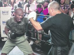 Timothy Bradley (izq) encarrila triunfos ante Manny Pacquiao, Juan Manuel Márquez y Rusland Provodnikov. AFP /