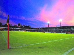 El estadio Tres de Marzo ya vio el descenso de sus dueños, los Tecos, pero podría presenciar la salvación de sus invitados.  /