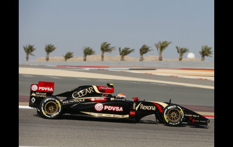 El venezolano Pastor Maldonado (Lotus-Renault), durante la primera sesión de clasificación en el Gran Premio de Barein. AP /