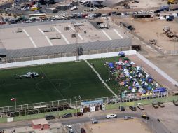 Vista de varias tiendas de campaña instaladas en una cancha de futbol en la ciudad de Alto Hospicio.  /