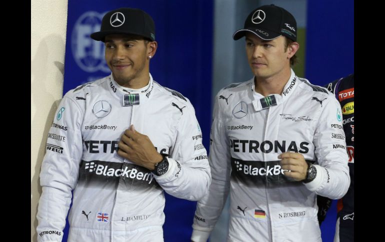 Nico Rosberg y Lewis Hamilton (i) saldrán uno y dos, respectivamente, en el Gran Premio de Bahrein. AFP /