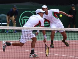 La dupla mexicana, Santiago González y Miguel Angel Reyes-Varela, se mostró contundente antes el binomio peruano, con un 3-0. EFE /