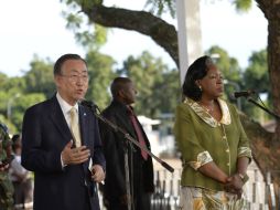 Ban se reunió con la presidente interina Catherine Samba-Panza en su visita al país. AFP /