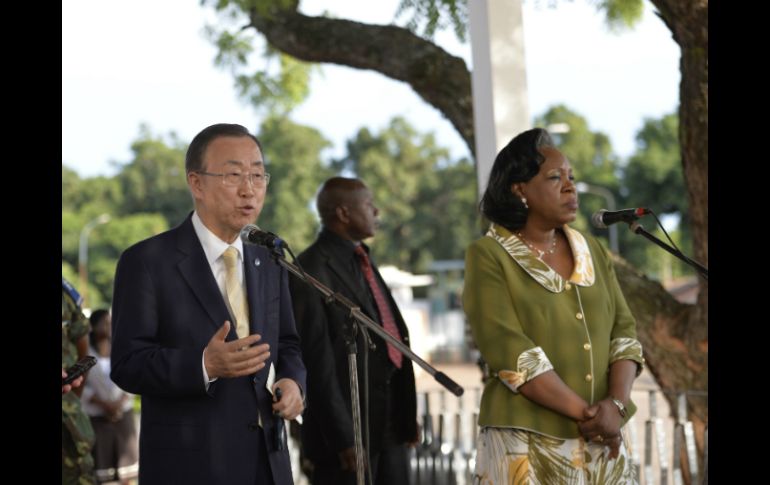 Ban se reunió con la presidente interina Catherine Samba-Panza en su visita al país. AFP /