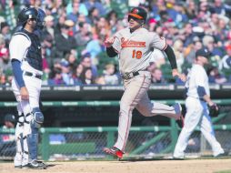 Chris Davis anota en la novena entrada, cuando los Orioles armaron un ataque que amenzaba con cambiar el juego.  /