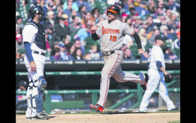 Chris Davis anota en la novena entrada, cuando los Orioles armaron un ataque que amenzaba con cambiar el juego.  /