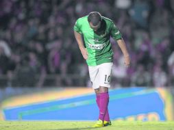 Maikon Leite muestra la impotencia del equipo rojinegro, que ayer vistió de verde en apoyo a la Selección mexicana. MEXSPORT /