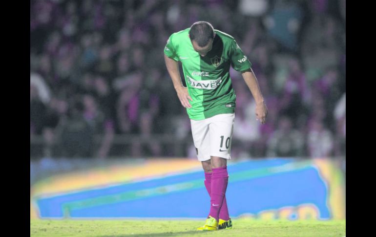 Maikon Leite muestra la impotencia del equipo rojinegro, que ayer vistió de verde en apoyo a la Selección mexicana. MEXSPORT /