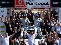 El piloto Sébastien Ogier y el copiloto Julien Ingrassia celebran su triunfo en el Mundial de Rally, junto con el equipo de Volkswagen AFP /