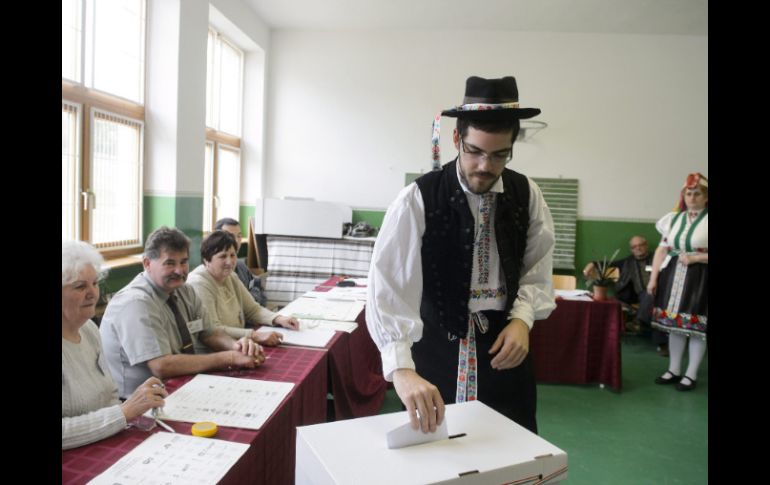 Un 56.8 por ciento de los votantes acudieron a las urnas, según datos de la NVI. AP /