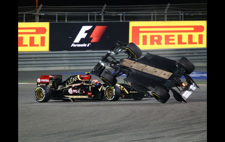 En la vuelta 41 del GP de Bahrein, el auto de 'Guti' fue impactado por Pastor Maldonado. AFP /