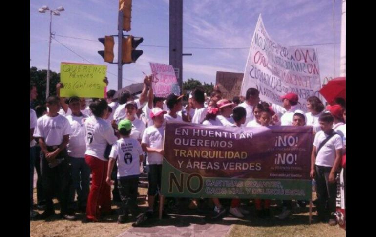 Tras hora y media de protesta los vecinos regresaron a sus casas.  /